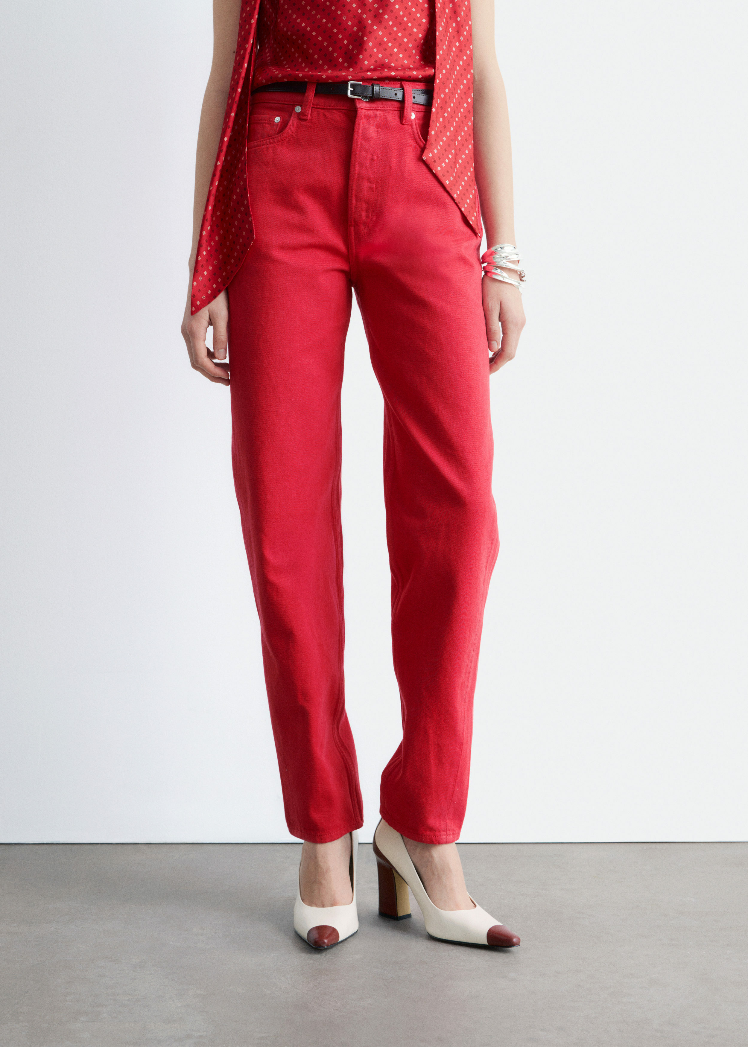 앤아더스토리즈 스트레이트 레그 진의 브라이트 레드컬러 ECOMLook입니다.