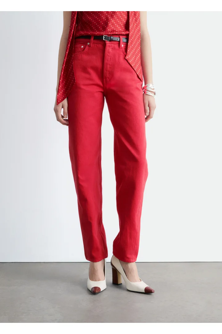 앤아더스토리즈 스트레이트 레그 진의 브라이트 레드컬러 ECOMLook입니다.