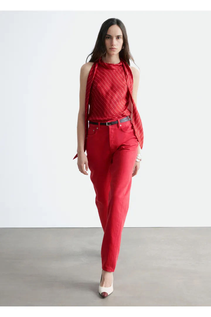 앤아더스토리즈 스트레이트 레그 진의 브라이트 레드컬러 ECOMLook입니다.