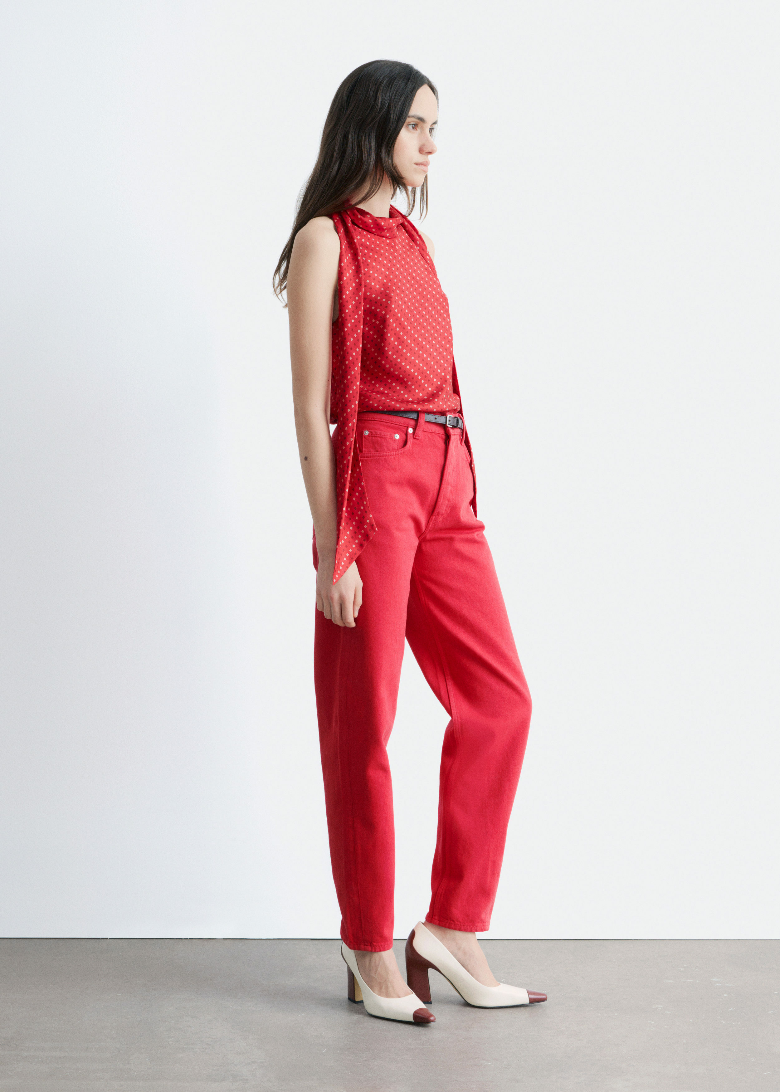 앤아더스토리즈 스트레이트 레그 진의 브라이트 레드컬러 ECOMLook입니다.