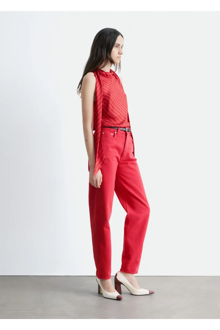 앤아더스토리즈 스트레이트 레그 진의 브라이트 레드컬러 ECOMLook입니다.