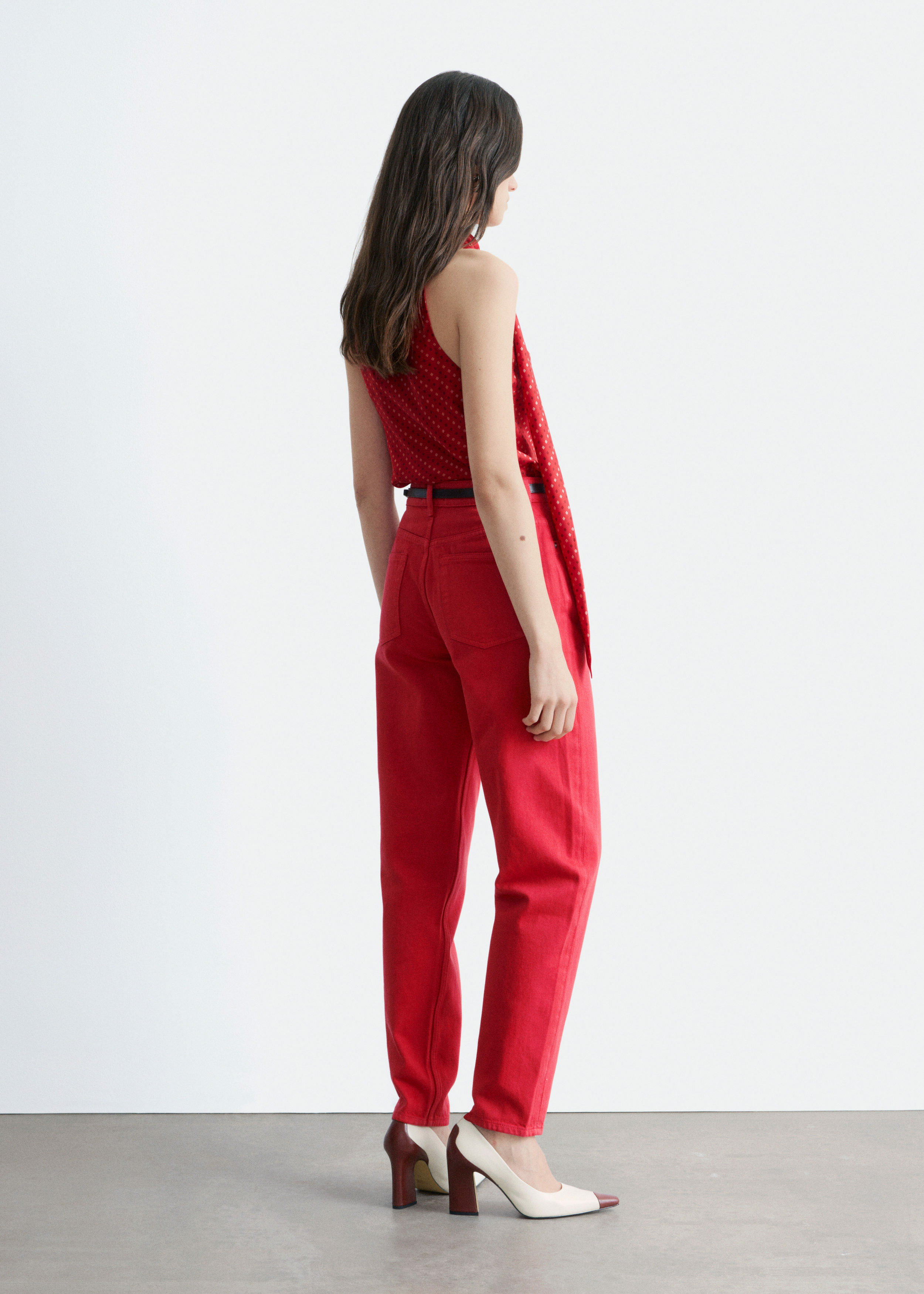 앤아더스토리즈 스트레이트 레그 진의 브라이트 레드컬러 ECOMLook입니다.