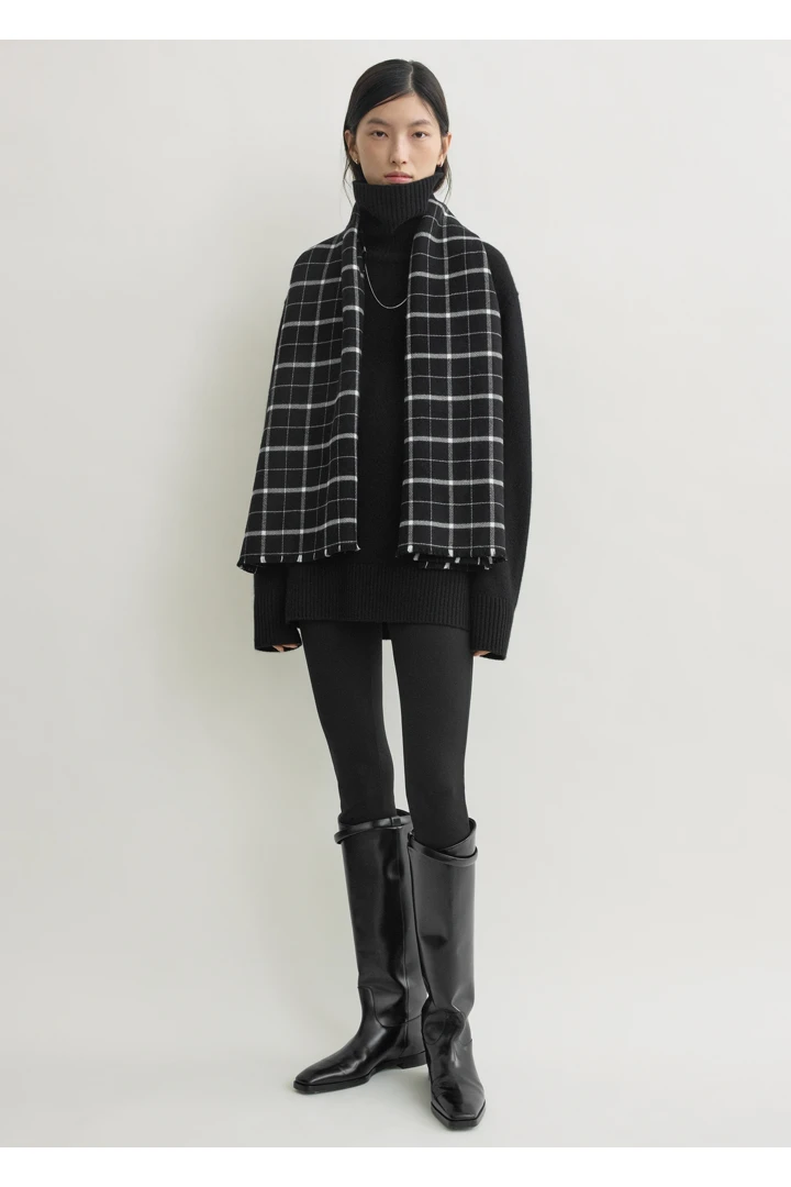 TOTEME 윈도우페인 스카프 블랙/화이트의 블랙/화이트컬러 1번쨰 이미지입니다.