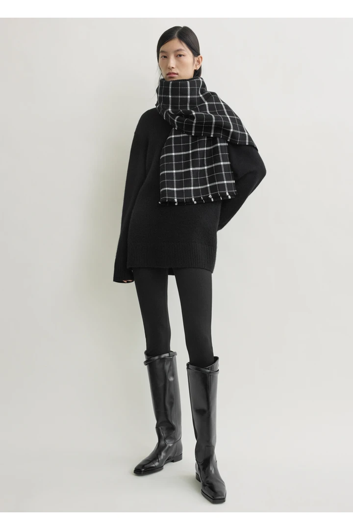 TOTEME 윈도우페인 스카프 블랙/화이트의 블랙/화이트컬러 2번쨰 이미지입니다.