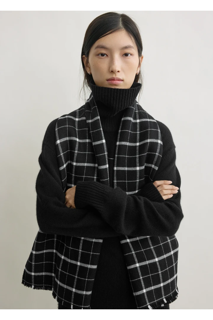 TOTEME 윈도우페인 스카프 블랙/화이트의 블랙/화이트컬러 3번쨰 이미지입니다.