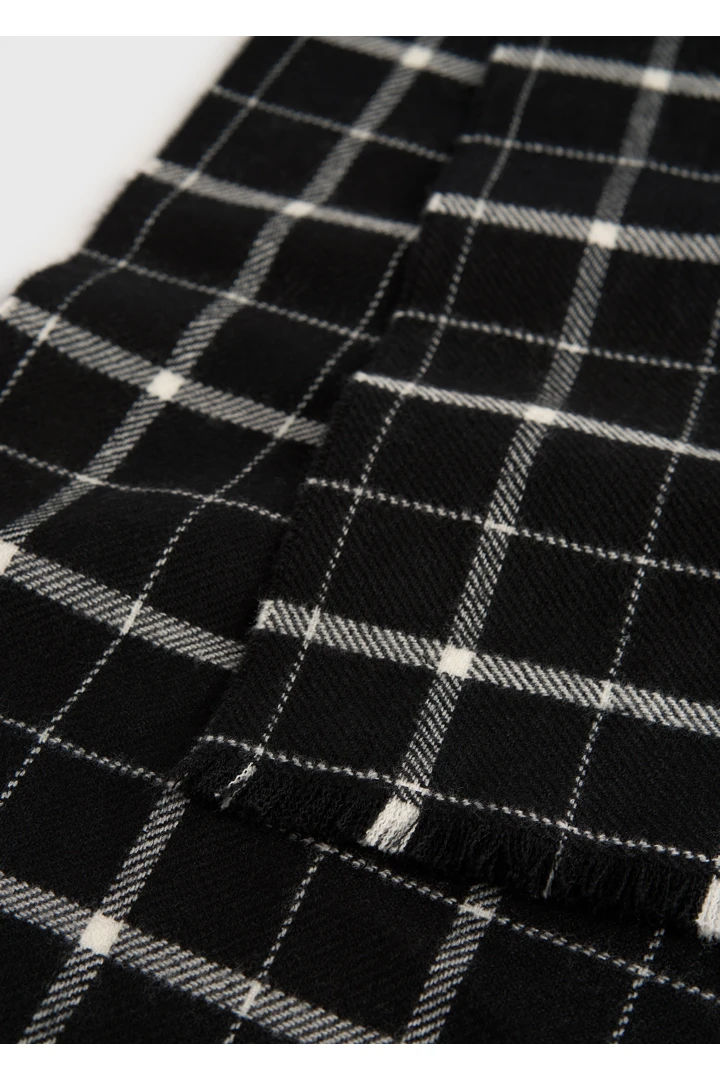 TOTEME 윈도우페인 스카프 블랙/화이트의 블랙/화이트컬러 4번쨰 이미지입니다.