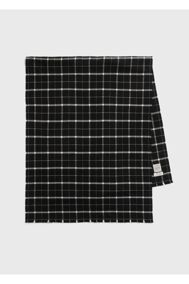 TOTEME default image 4 of 블랙 in 윈도우페인 스카프 블랙/화이트