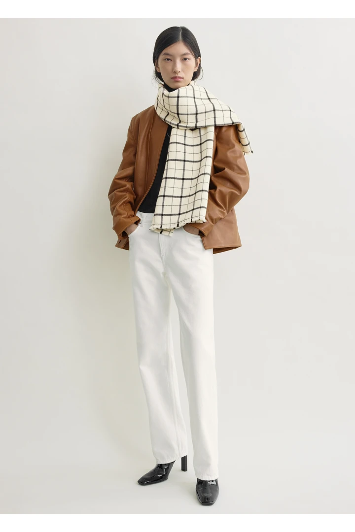 TOTEME 윈도우페인 스카프 화이트/블랙의 화이트/블랙컬러 1번쨰 이미지입니다.