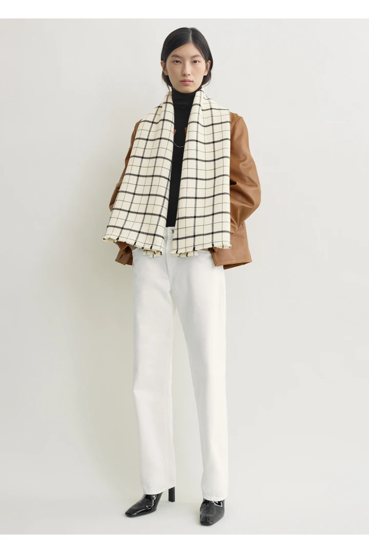 TOTEME 윈도우페인 스카프 화이트/블랙의 화이트/블랙컬러 2번쨰 이미지입니다.