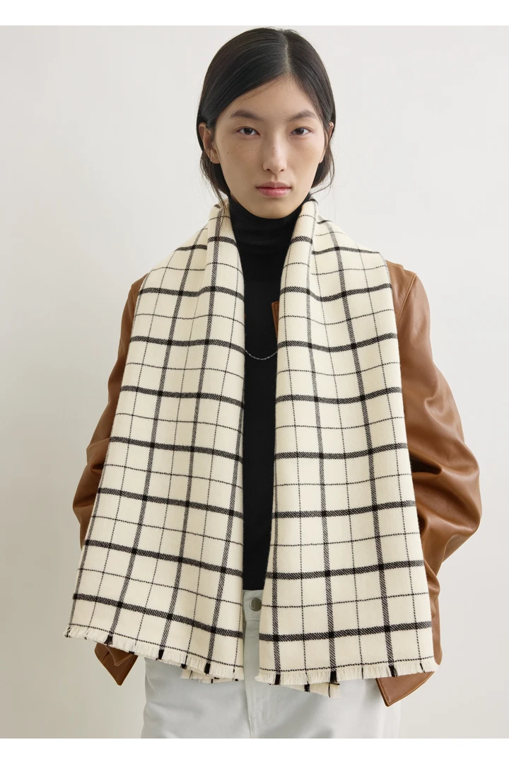 TOTEME 윈도우페인 스카프 화이트/블랙의 화이트/블랙컬러 3번쨰 이미지입니다.