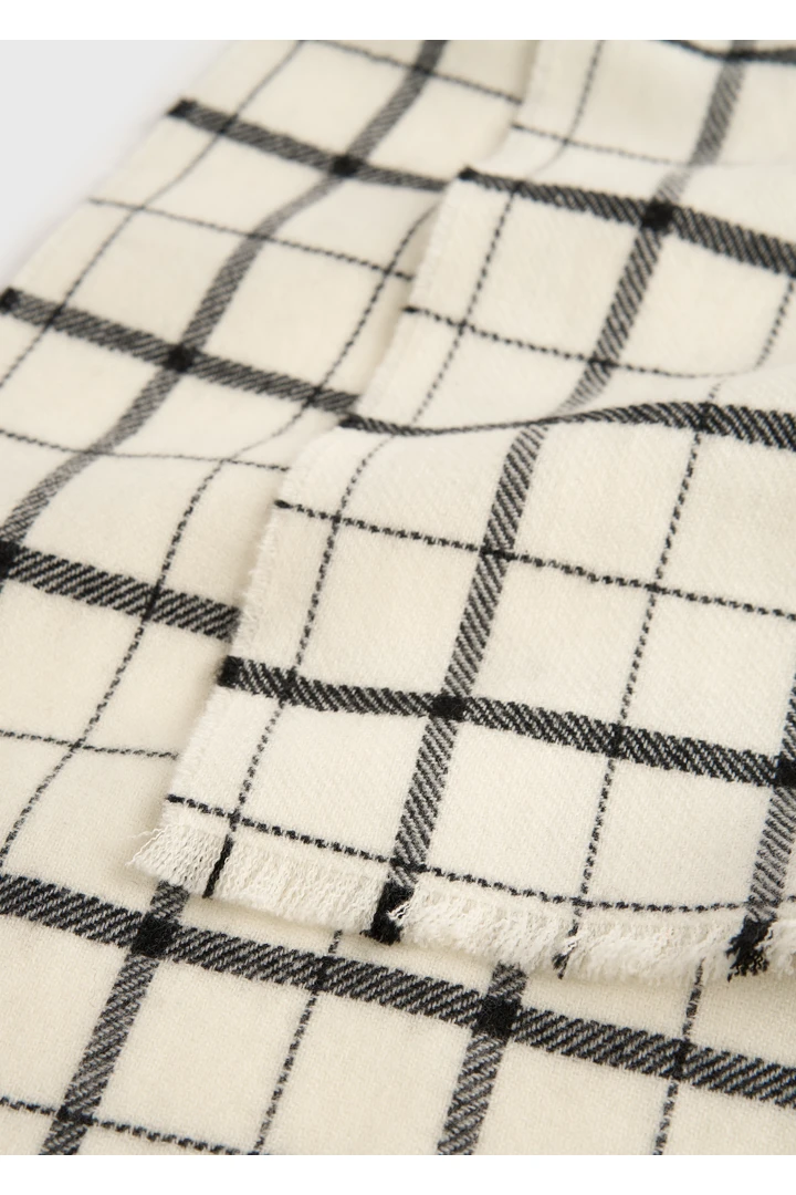 TOTEME 윈도우페인 스카프 화이트/블랙의 화이트/블랙컬러 4번쨰 이미지입니다.