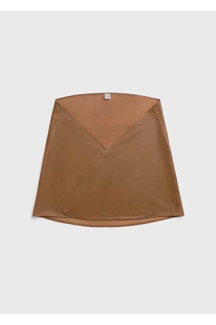 TOTEME 빅 레더 스카프 코퍼의 코퍼컬러 5번쨰 이미지입니다.