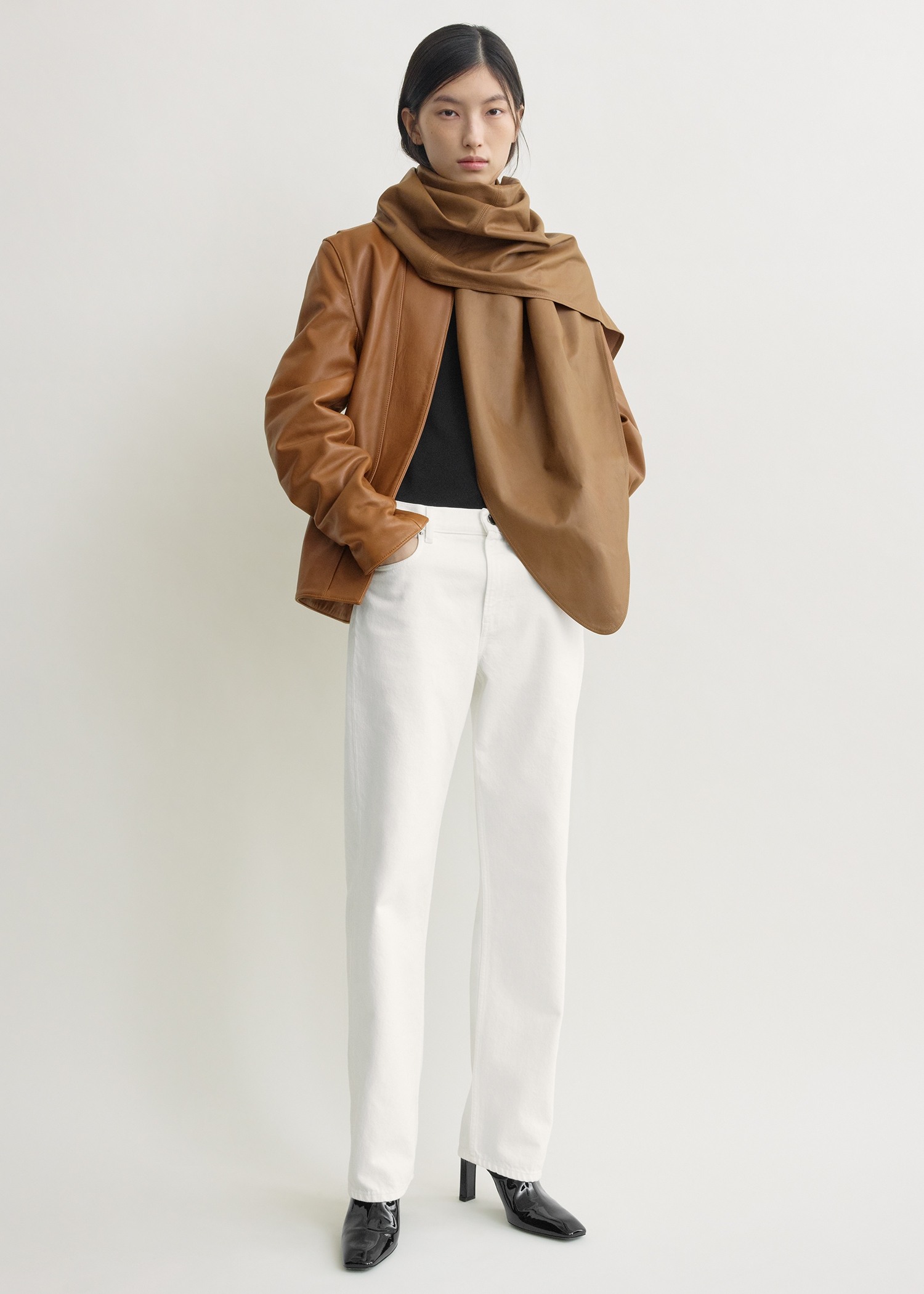TOTEME 빅 레더 스카프 코퍼의 코퍼컬러 2번쨰 이미지입니다.
