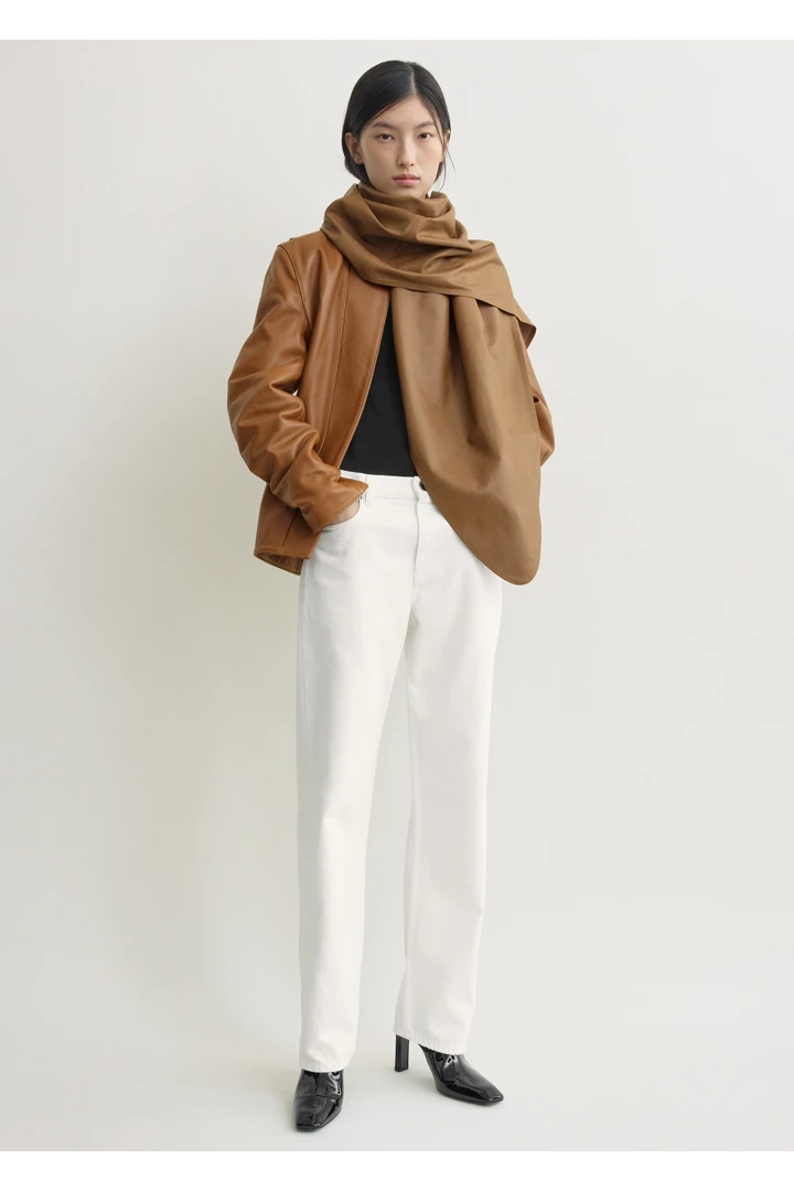 TOTEME 빅 레더 스카프 코퍼의 코퍼컬러 2번쨰 이미지입니다.