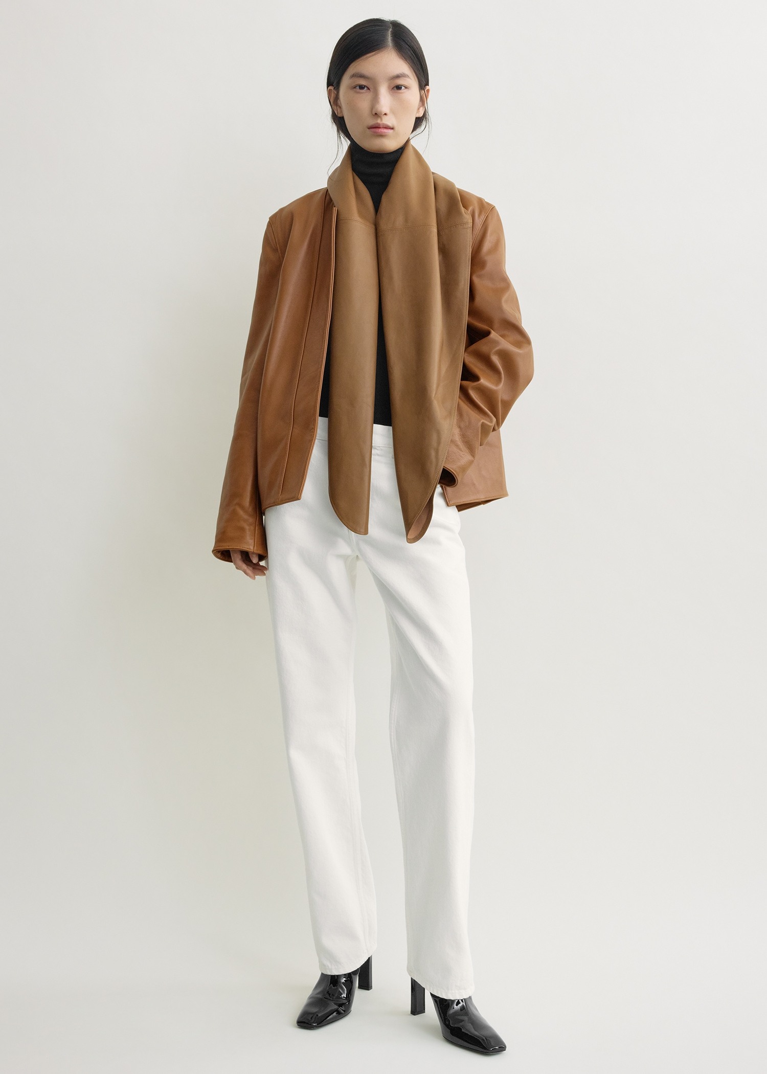 TOTEME 빅 레더 스카프 코퍼의 코퍼컬러 1번쨰 이미지입니다.