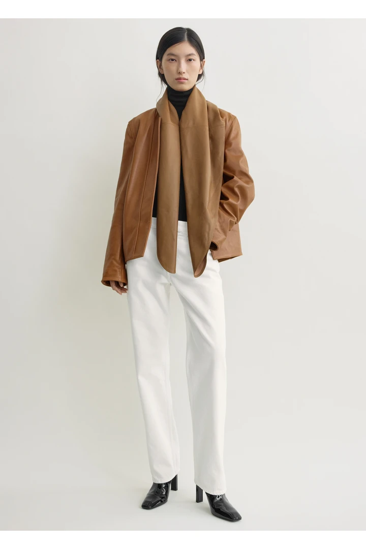 TOTEME 빅 레더 스카프 코퍼의 코퍼컬러 1번쨰 이미지입니다.