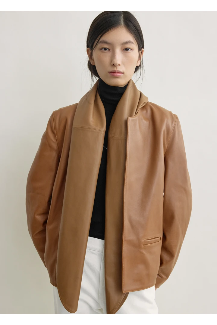 TOTEME 빅 레더 스카프 코퍼의 코퍼컬러 3번쨰 이미지입니다.