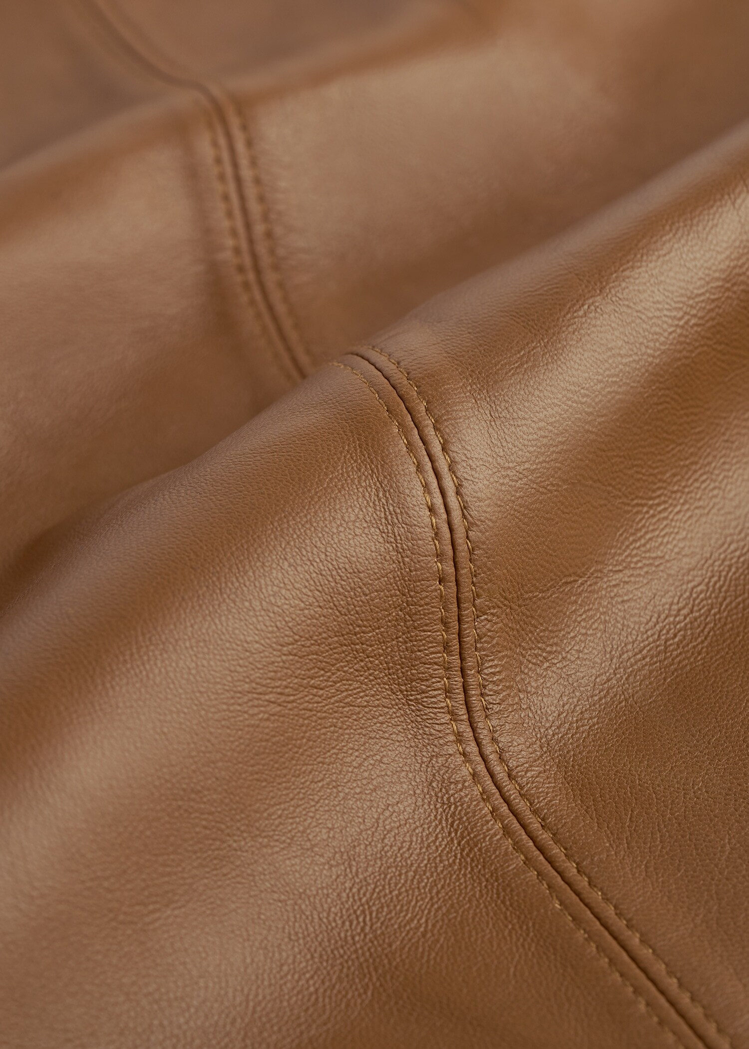 TOTEME 빅 레더 스카프 코퍼의 코퍼컬러 4번쨰 이미지입니다.