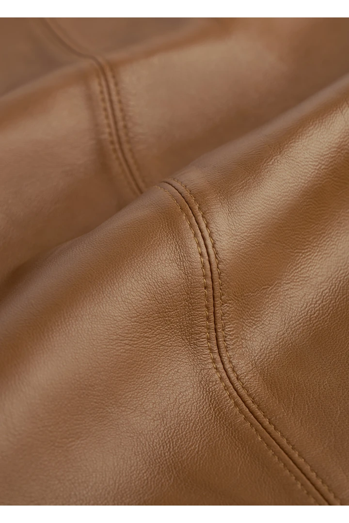 TOTEME 빅 레더 스카프 코퍼의 코퍼컬러 4번쨰 이미지입니다.