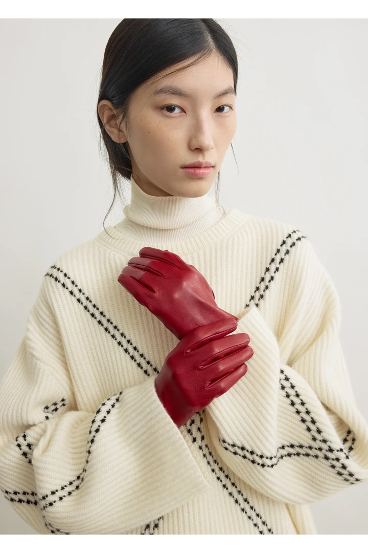TOTEME 레더 글러브스 레드의 레드컬러 1번쨰 이미지입니다.