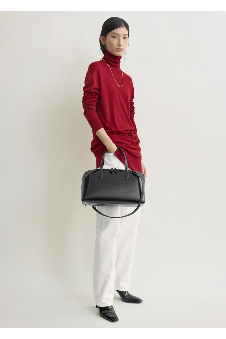 TOTEME 미디엄 박스 레더 데이 토트백 블랙의 블랙컬러 1번쨰 이미지입니다.