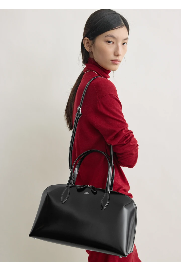 TOTEME 미디엄 박스 레더 데이 토트백 블랙의 블랙컬러 2번쨰 이미지입니다.