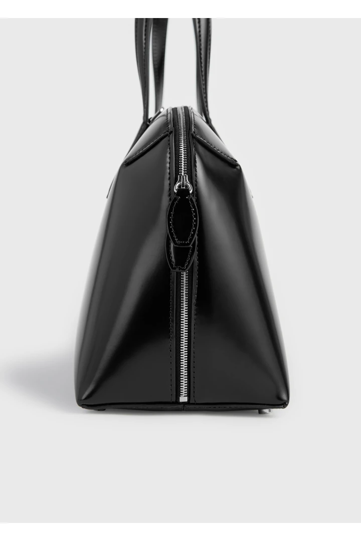 TOTEME 미디엄 박스 레더 데이 토트백 블랙의 블랙컬러 4번쨰 이미지입니다.