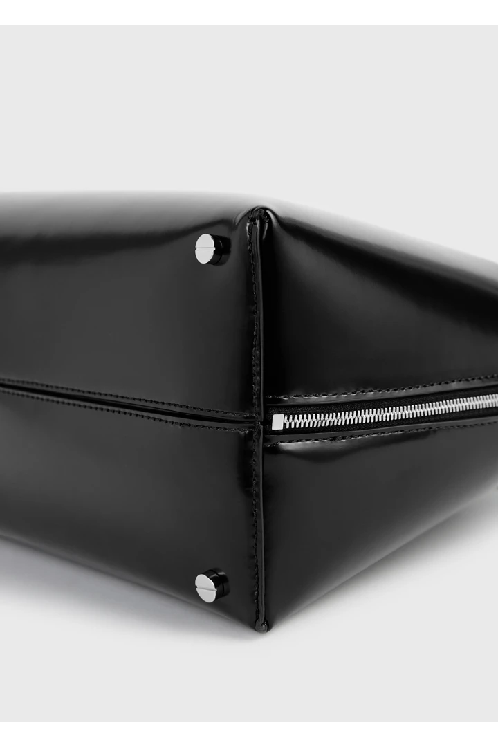 TOTEME 미디엄 박스 레더 데이 토트백 블랙의 블랙컬러 5번쨰 이미지입니다.