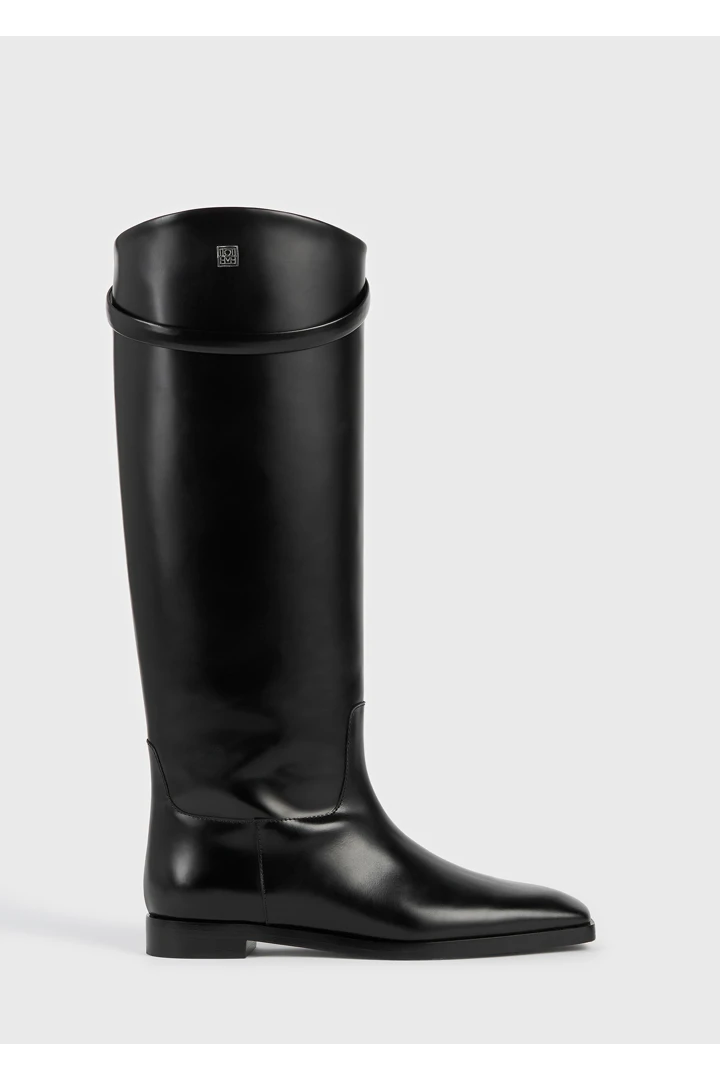 TOTEME 박스 레더 라이딩 부츠 블랙의 블랙컬러 0번쨰 이미지입니다.