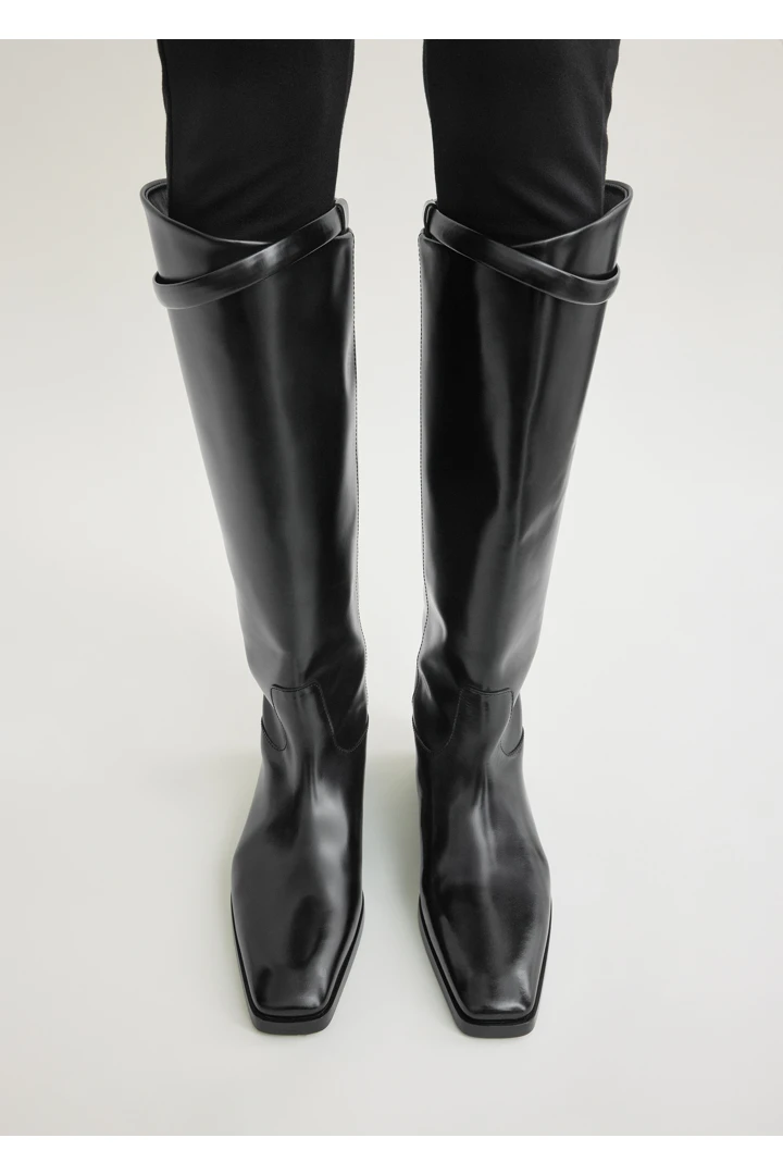 TOTEME 박스 레더 라이딩 부츠 블랙의 블랙컬러 1번쨰 이미지입니다.