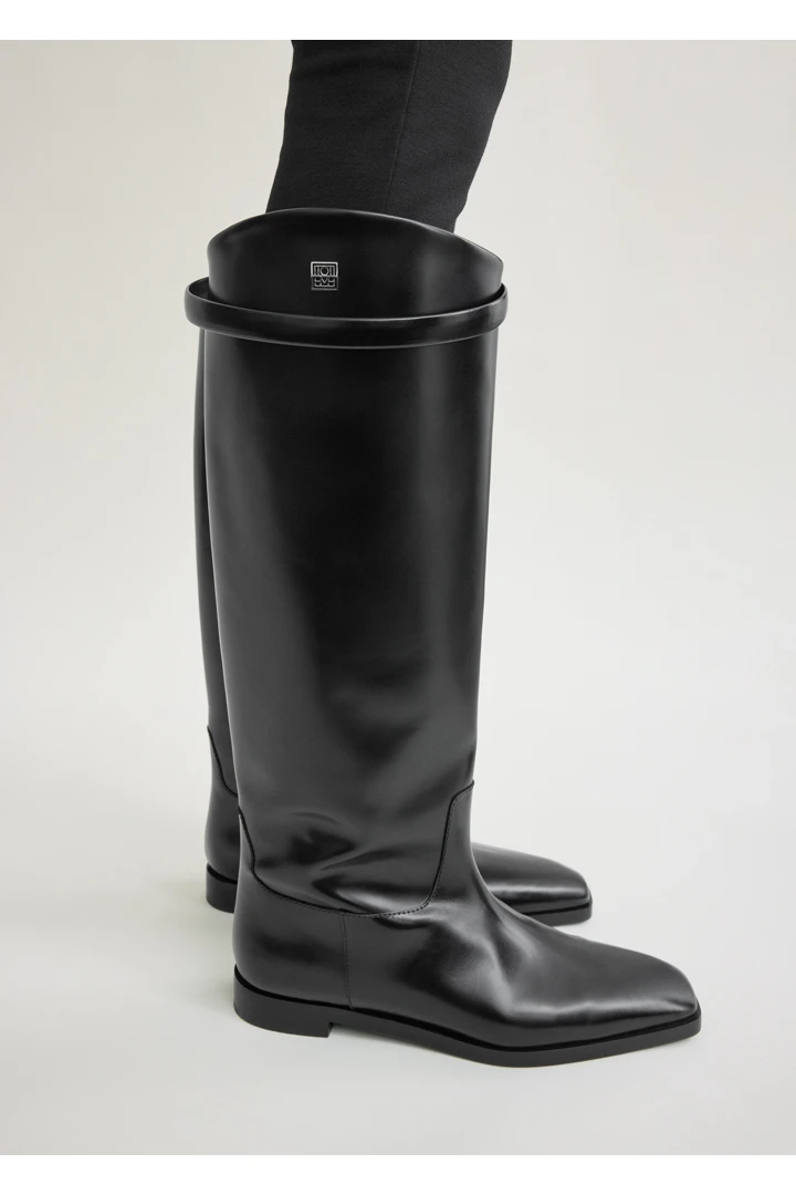 TOTEME 박스 레더 라이딩 부츠 블랙의 블랙컬러 2번쨰 이미지입니다.