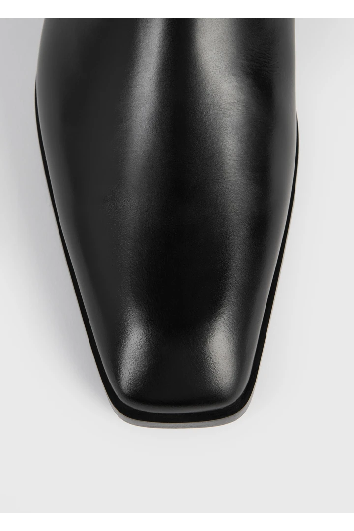 TOTEME 박스 레더 라이딩 부츠 블랙의 블랙컬러 5번쨰 이미지입니다.