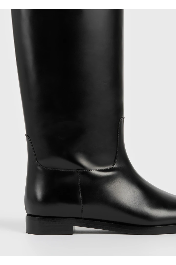 TOTEME 박스 레더 라이딩 부츠 블랙의 블랙컬러 6번쨰 이미지입니다.