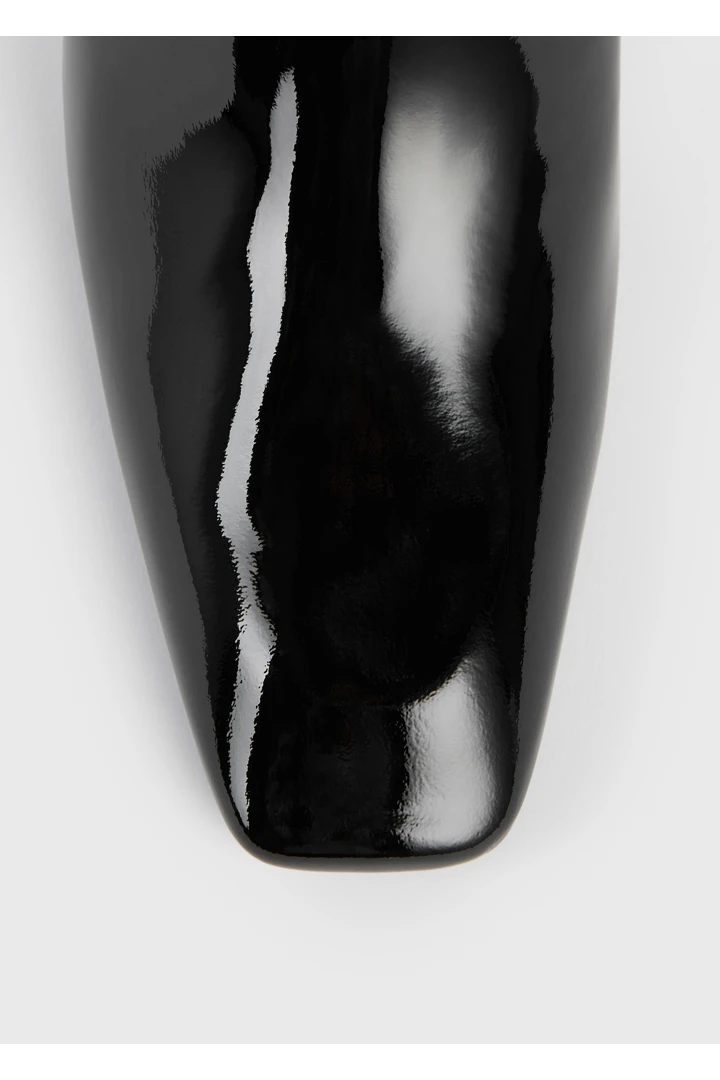 TOTEME 바 페이턴트 부츠 블랙의 블랙컬러 4번쨰 이미지입니다.