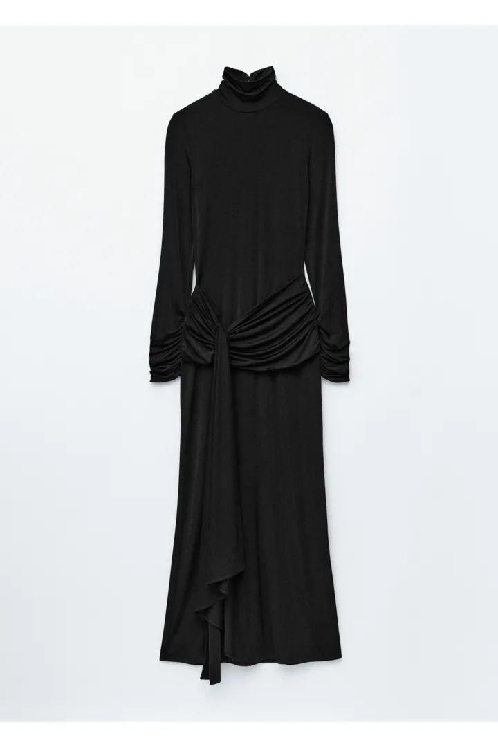 앤아더스토리즈 타이 디테일 터틀넥 미디 드레스의 블랙컬러 Product입니다.