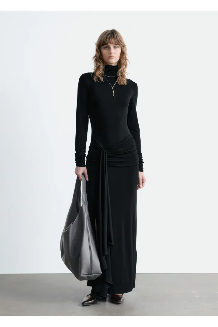 앤아더스토리즈 타이 디테일 터틀넥 미디 드레스의 블랙컬러 ECOMLook입니다.