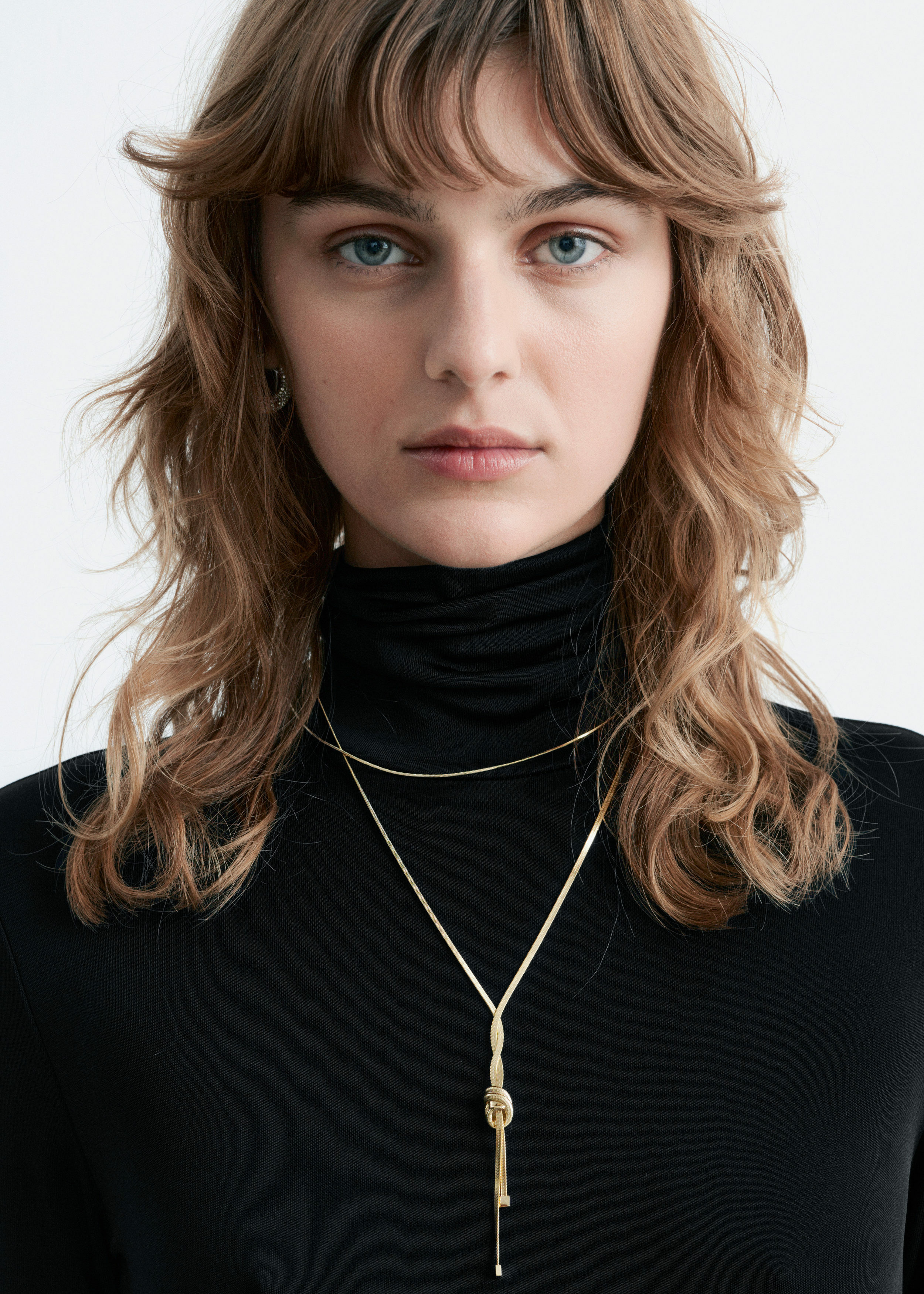 앤아더스토리즈 타이 디테일 터틀넥 미디 드레스의 블랙컬러 ECOMLook입니다.