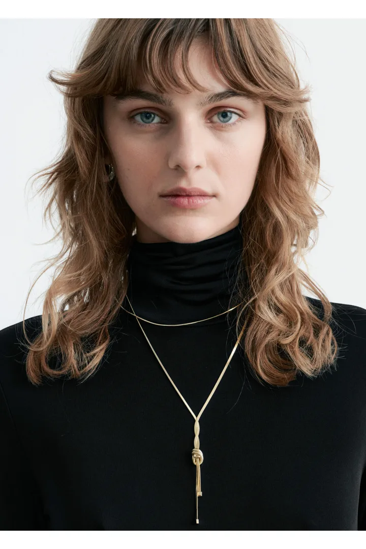 앤아더스토리즈 타이 디테일 터틀넥 미디 드레스의 블랙컬러 ECOMLook입니다.