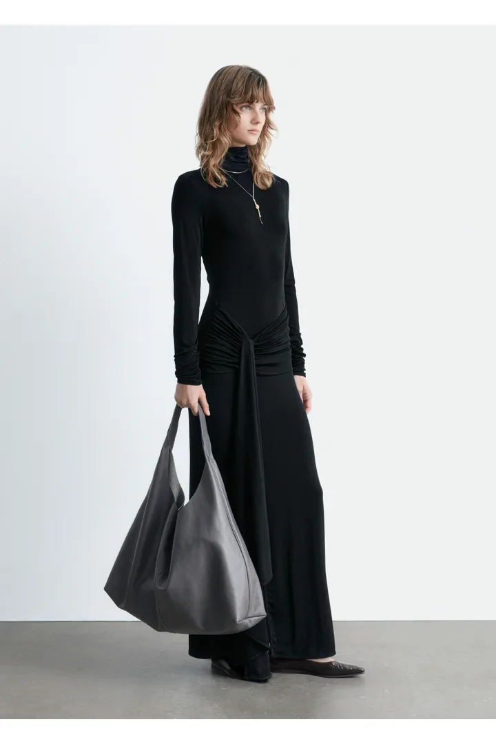 앤아더스토리즈 타이 디테일 터틀넥 미디 드레스의 블랙컬러 ECOMLook입니다.