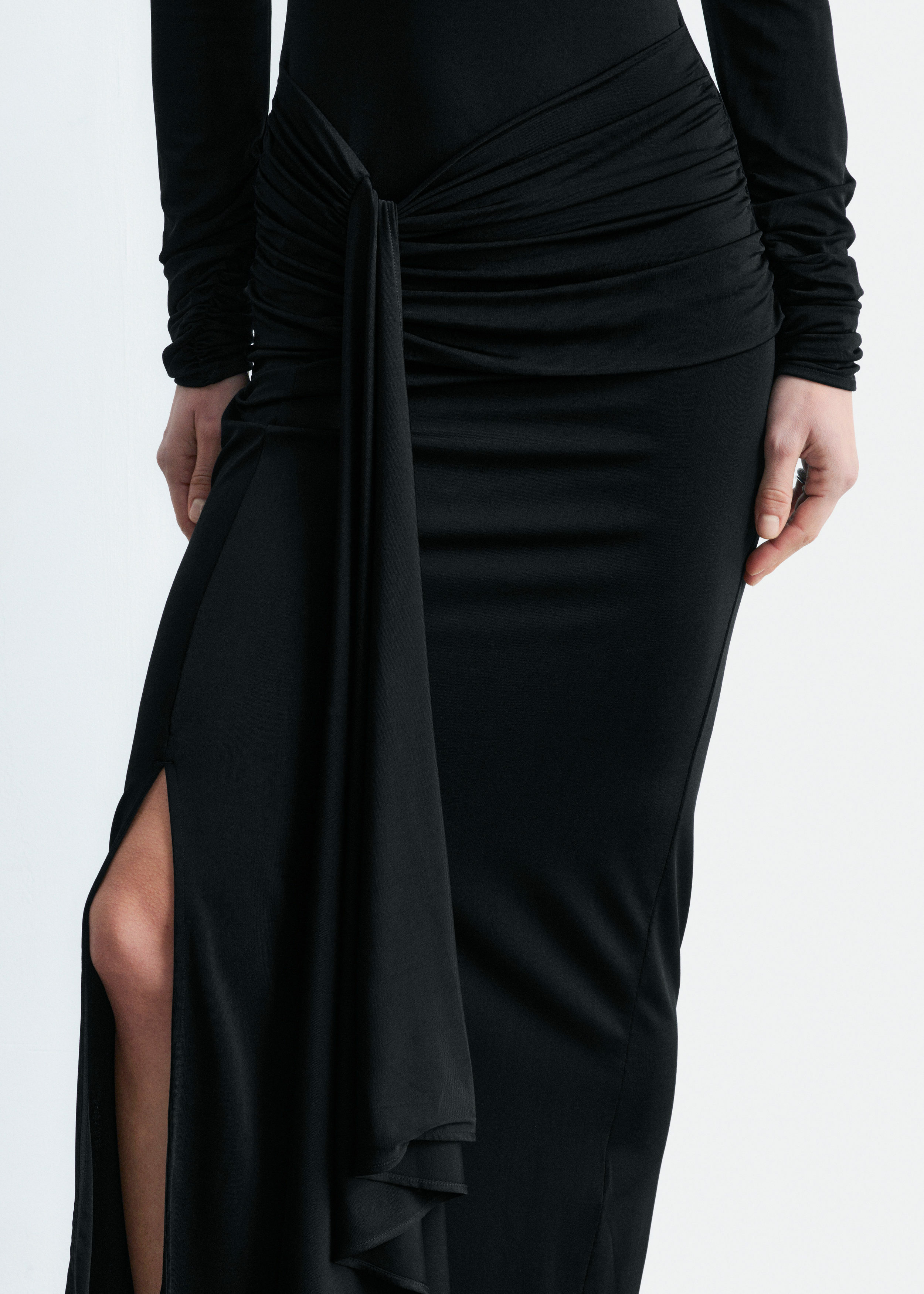 앤아더스토리즈 타이 디테일 터틀넥 미디 드레스의 블랙컬러 ECOMLook입니다.