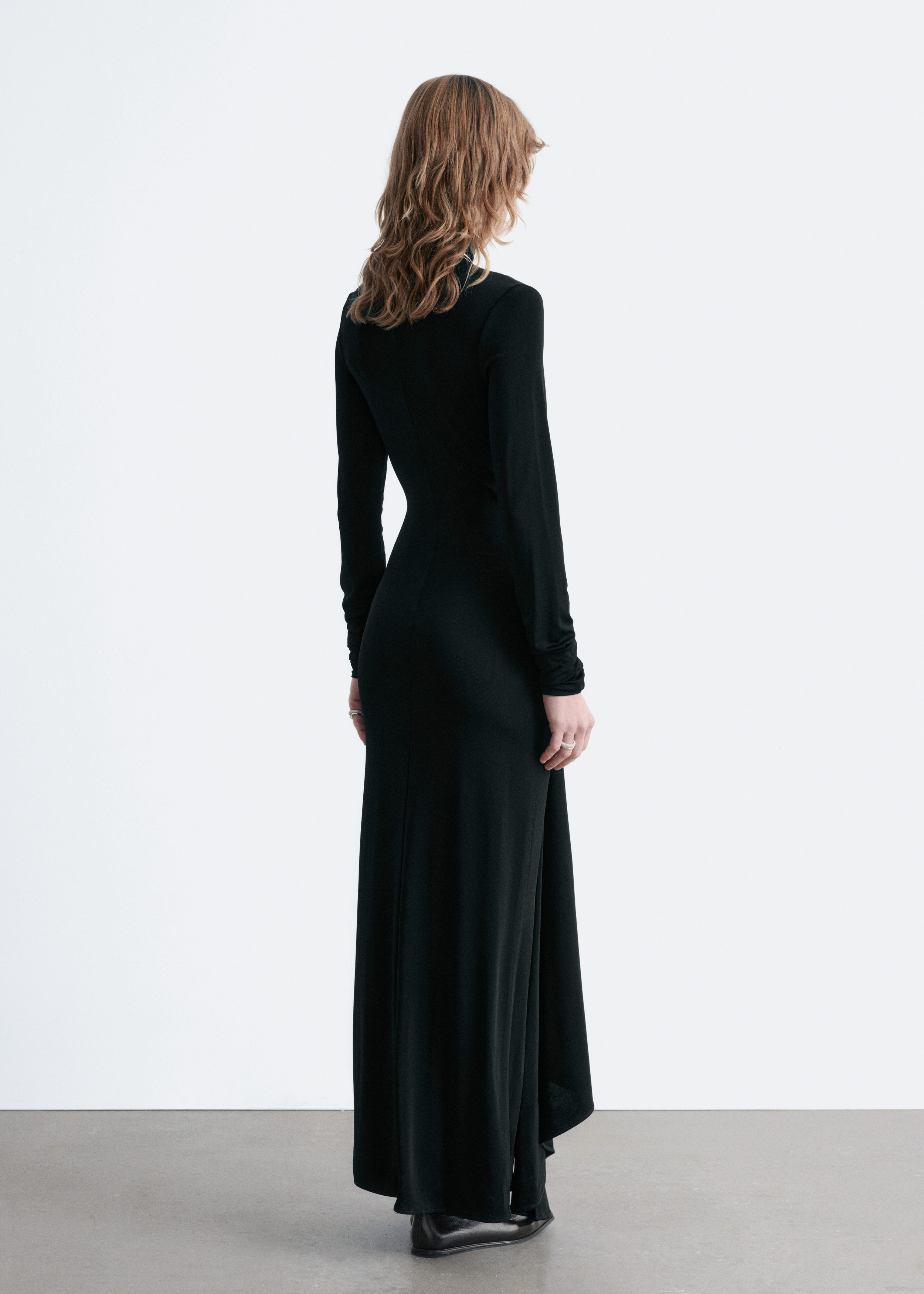 앤아더스토리즈 타이 디테일 터틀넥 미디 드레스의 블랙컬러 ECOMLook입니다.