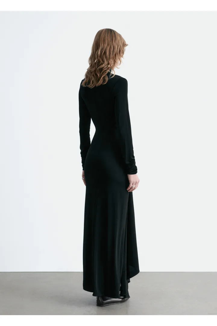 앤아더스토리즈 타이 디테일 터틀넥 미디 드레스의 블랙컬러 ECOMLook입니다.