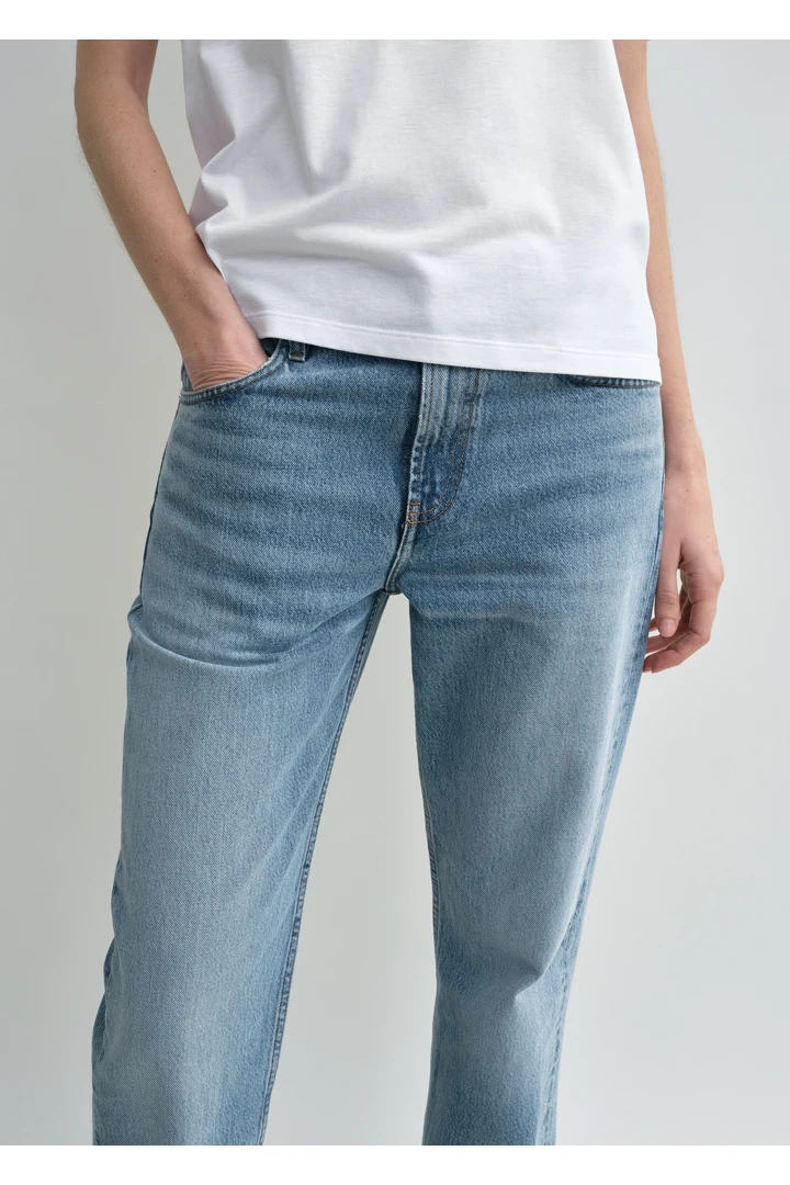 TOTEME 로우 스트레이트 데님 트루 빈티지의 트루 빈티지컬러 3번쨰 이미지입니다.