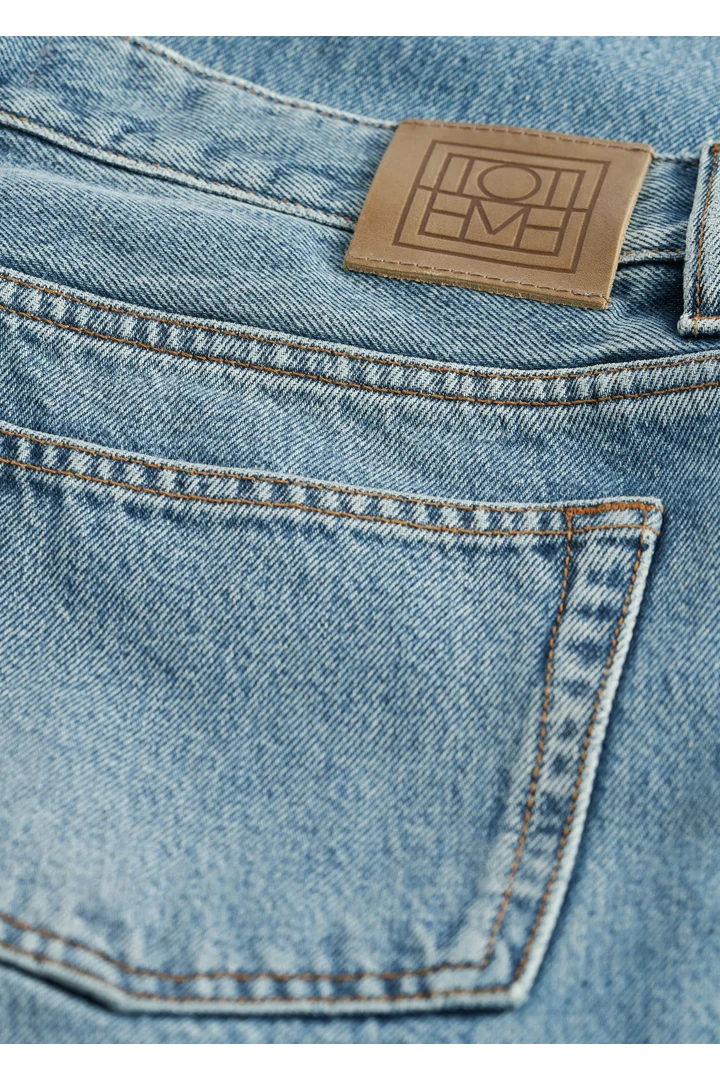 TOTEME 로우 스트레이트 데님 트루 빈티지의 트루 빈티지컬러 4번쨰 이미지입니다.