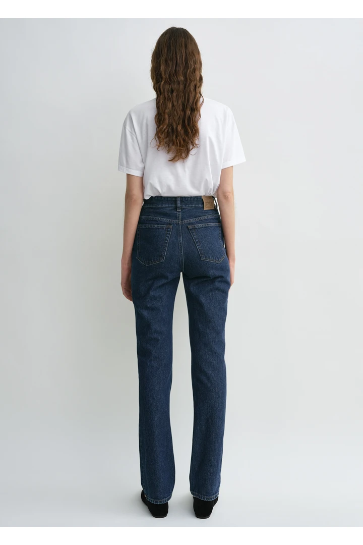 TOTEME 하이 슬림 데님 인디고의 인디고컬러 2번쨰 이미지입니다.