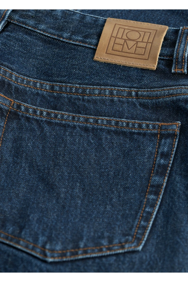 TOTEME 하이 슬림 데님 인디고의 인디고컬러 4번쨰 이미지입니다.