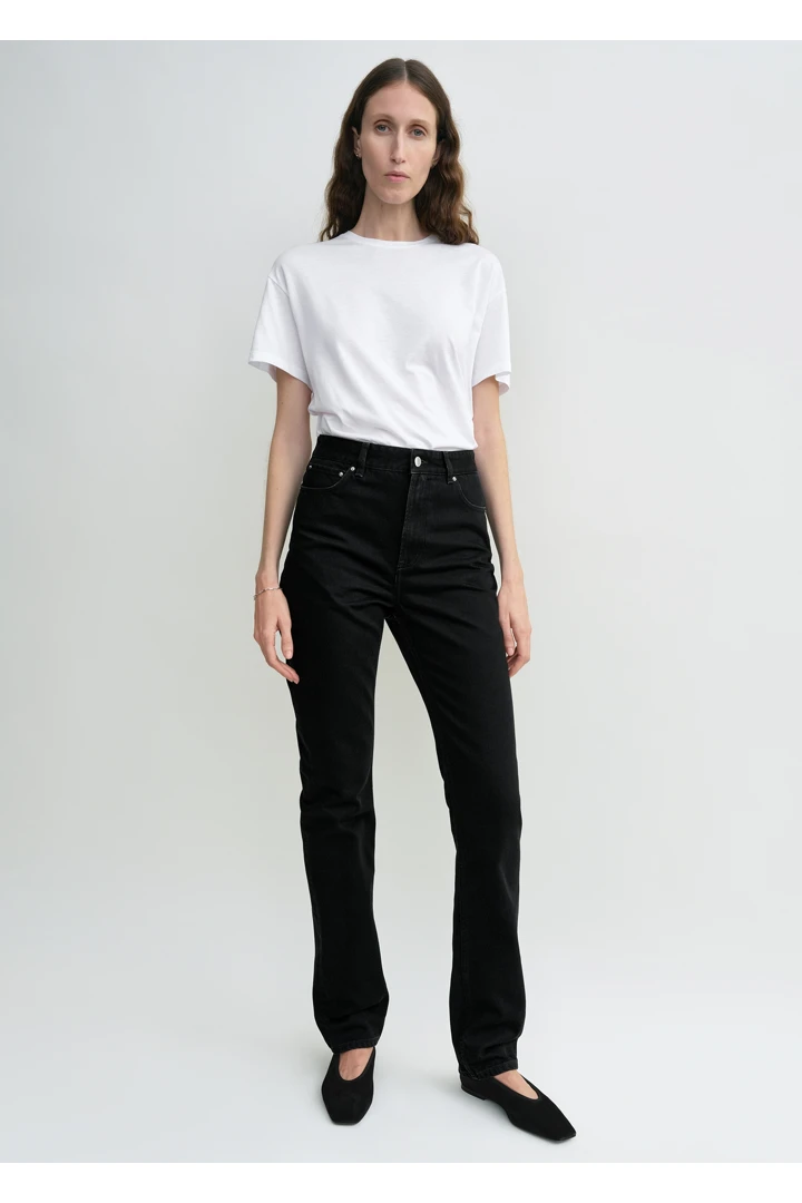 TOTEME 하이 슬림 데님 블랙의 블랙컬러 1번쨰 이미지입니다.