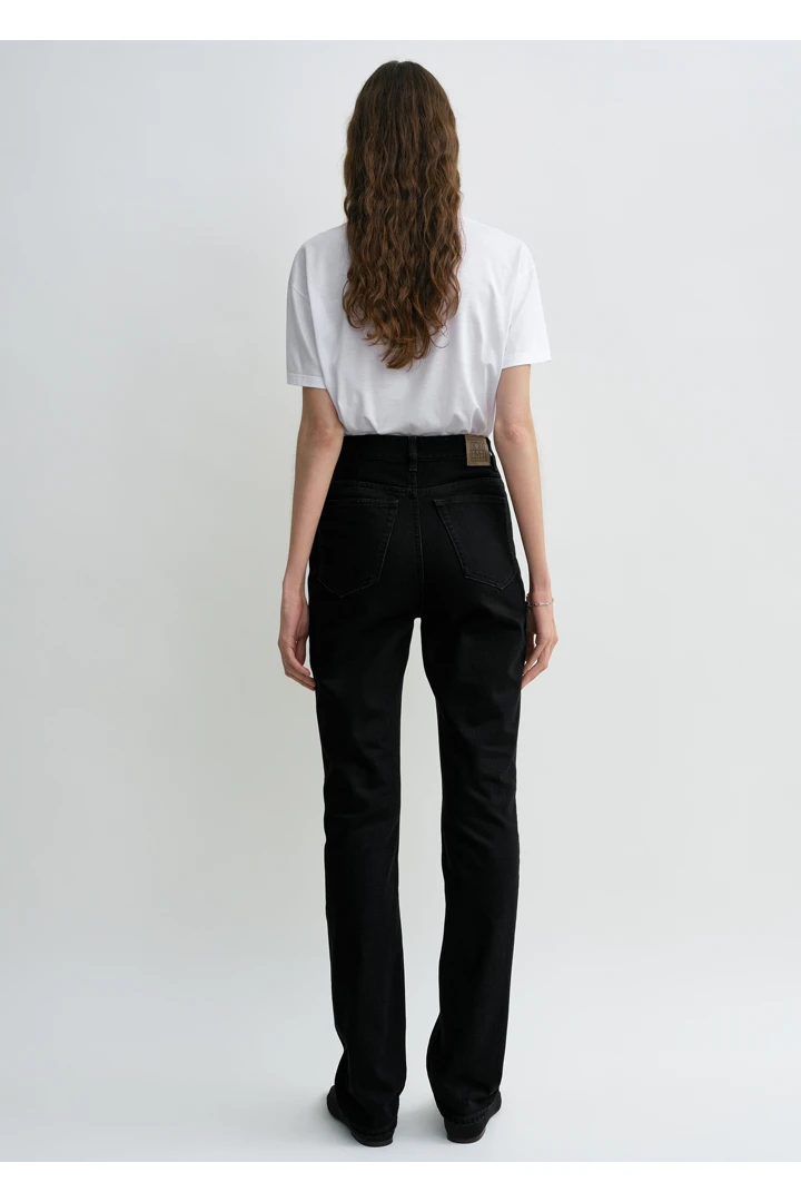 TOTEME 하이 슬림 데님 블랙의 블랙컬러 2번쨰 이미지입니다.