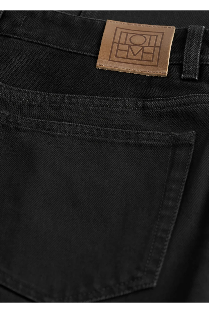 TOTEME 하이 슬림 데님 블랙의 블랙컬러 4번쨰 이미지입니다.