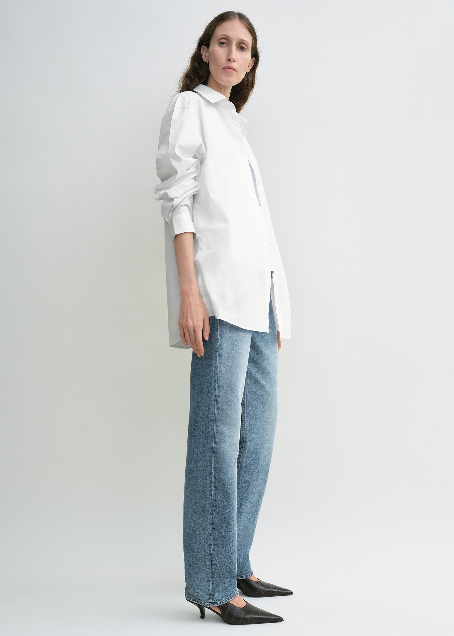 TOTEME 클래식 텀블드 셔츠 화이트의 화이트컬러 1번쨰 이미지입니다.